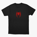 Camiseta com estampa frontal de aranha estilizada de linhas finas e estampa traseira de rosto delineado com texto e referências icônicas.