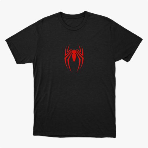 Camiseta com estampa frontal de aranha estilizada de linhas finas e estampa traseira de rosto delineado com texto e referências icônicas.