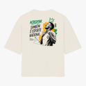 Camiseta com estampa frontal de pequena coroa e "ACREDITAR" estilizado, e estampa traseira de jogador com coroa, cores vibrantes e mensagem inspiradora.