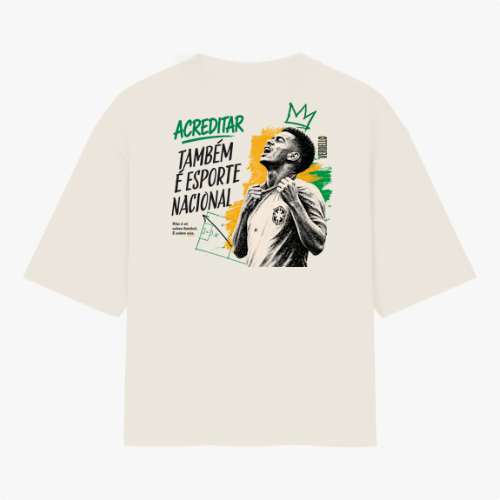 Camiseta com estampa frontal de pequena coroa e "ACREDITAR" estilizado, e estampa traseira de jogador com coroa, cores vibrantes e mensagem inspiradora.
