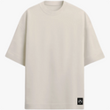 Camiseta com estampa traseira de rosto estilizado em preto e branco sobre fundo texturizado com linhas verticais coloridas e círculo vermelho.