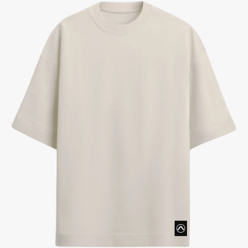 Camiseta com estampa traseira de rosto estilizado em preto e branco sobre fundo texturizado com linhas verticais coloridas e círculo vermelho.