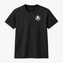 Camiseta com estampa frontal de águia estilizada em um emblema circular com raios e folhas e estampa traseira expandida com detalhes gráficos adicionais.