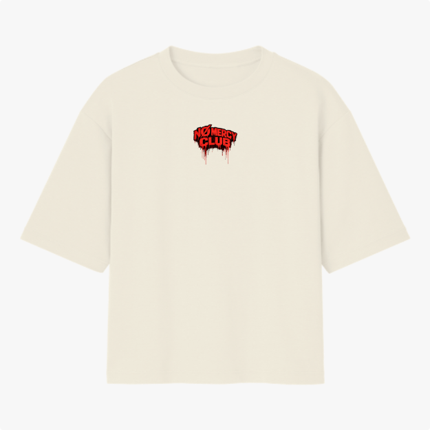 Camiseta com estampa frontal de letras estilizadas "No Mercy Club" com efeito escorrido e estampa traseira de uma cobra com capuz erguido e detalhes geométricos.