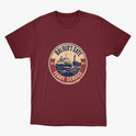 Camiseta com estampa frontal de um emblema circular apresentando um ferry estilizado, com inscrições que indicam "Baldur's Gate Ferry Service" e datas.