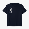 Camiseta com estampa frontal de letras dispostas verticalmente formando a palavra "FOCO", com detalhe circular estilizado e elemento gráfico linear no final.