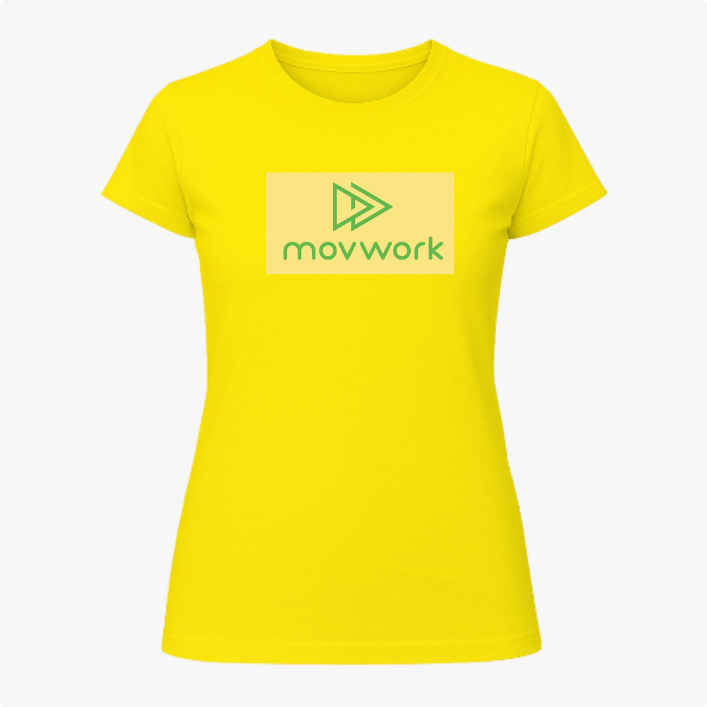 Camiseta com estampa frontal de logotipo geométrico sobre retângulo contrastante com texto estilizado e estampa traseira idêntica em tamanho reduzido.