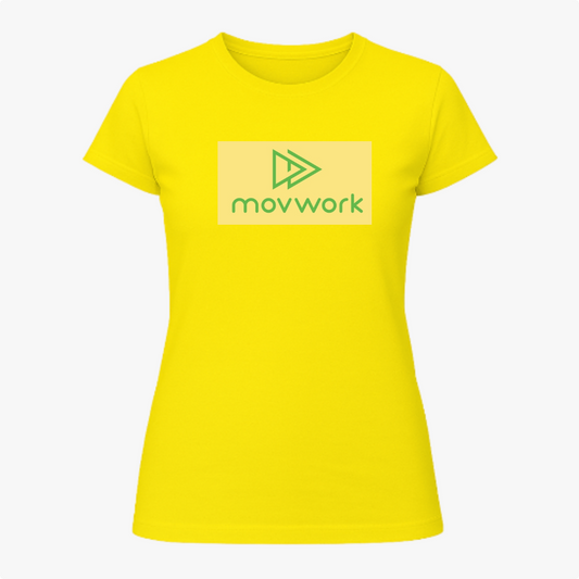 Camiseta com estampa frontal de logotipo geométrico sobre retângulo contrastante com texto estilizado e estampa traseira idêntica em tamanho reduzido.