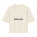 Camiseta com estampa frontal de letras centralizadas, destacando a palavra "ESSENTIALS" em tamanho maior, acompanhada acima pela inscrição "NINES PROJECT".