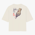 Camiseta com estampa de duas mãos se segurando, uma maior com cicatriz e uma menor, acompanhada da frase “Eu tenho o melhor pai ao meu lado e ele não falha”.