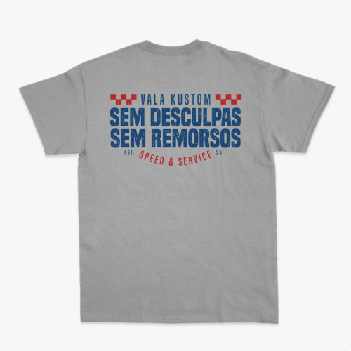 Camiseta com estampa frontal de um emblema pequeno com a palavra "VALA" e estampa traseira com texto "VALA KUSTOM SEM DESCULPAS SEM REMORSOS" e detalhes geométricos.