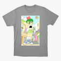 Camiseta com estampa frontal de personagem de cabelo verde e roupa casual em uma rua colorida, com sol sorridente no céu e detalhes urbanos vibrantes.