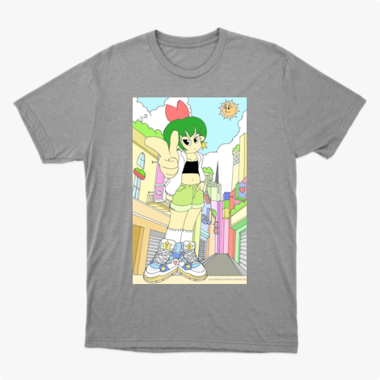 Camiseta com estampa frontal de personagem de cabelo verde e roupa casual em uma rua colorida, com sol sorridente no céu e detalhes urbanos vibrantes.