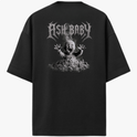 Camiseta com estampa frontal de letras estilizadas "GF" e estampa traseira de bebê emergindo de cinzas sob letras grandes "ASHBABY" detalhadamente trabalhadas.