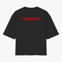 Camiseta com estampa frontal de "ROWKER CLUB" acima de "SPORT DIVISION" e estampa traseira de três globos sobre "ROWKER CLUB" e "SPORT DIVISION".
