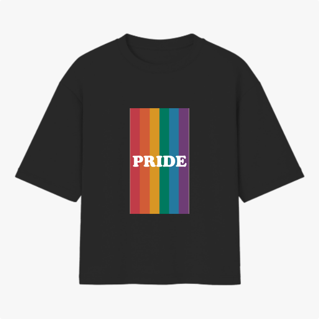 Camiseta com estampa frontal de listras verticais em tons do arco-íris, sobrepostas pela palavra "PRIDE" em letras maiúsculas brancas no centro.