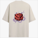 Camiseta com estampa frontal de linha abstrata com figura estilizada e estampa traseira de dado vermelho rodeado por fumaça em tons ondulantes.