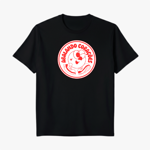 Camiseta com estampa frontal de desenho estilizado de um coração esportivo usando tênis e óculos, rodeado pela frase "Abalando Corações".