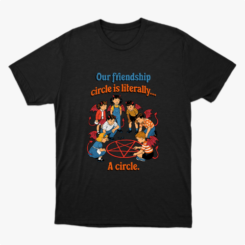 Camiseta com estampa frontal de crianças vestidas como pequenos demônios em círculo ao redor de um pentagrama, acompanhadas da frase "Our friendship circle is literally... A circle."