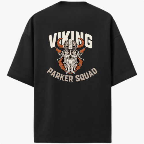 Camiseta com estampa frontal de pequeno logotipo "TK" estilizado e estampa traseira de figura viking detalhada com capacete entre espadas cruzadas, rodeada pelo texto "VIKING PARKER SQUAD".