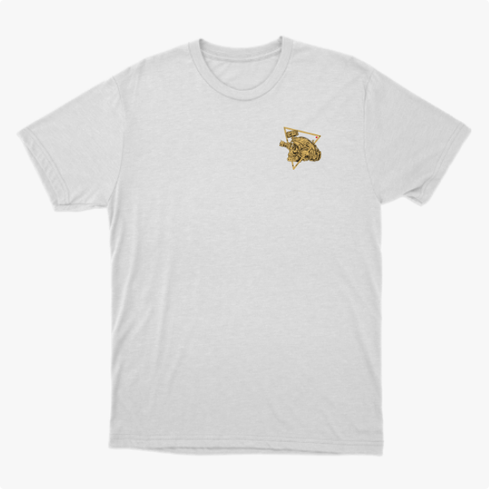 Camiseta com estampa frontal de caveira com óculos táticos dentro de triângulo e estampa traseira de caveira com mesma temática, escrita "Ghost Lens Tactical".