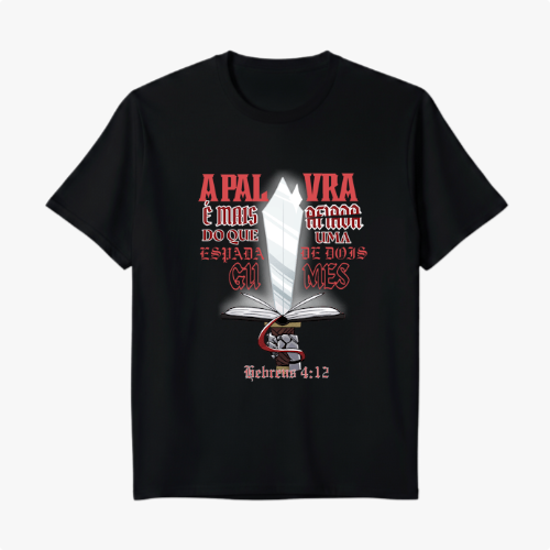 Camiseta com estampa frontal de espada saindo de livro aberto, cercada por texto artístico estilizado em fonte impactante, destacando passagem bíblica.