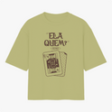 Camiseta com estampa frontal de uma carta de baralho estilizada ao lado de texto "Ela Quem?" e estampa traseira de símbolo gráfico minimalista.