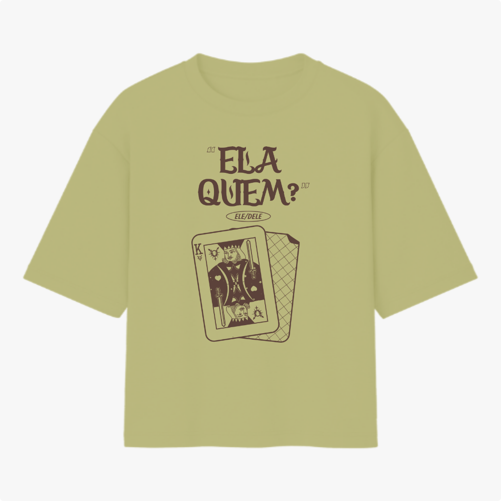 Camiseta com estampa frontal de uma carta de baralho estilizada ao lado de texto "Ela Quem?" e estampa traseira de símbolo gráfico minimalista.