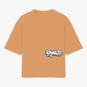 Camiseta com estampa frontal de lettering estilizado com a inscrição "Rawbeat" em fonte de graffiti, acompanhada por pequenos detalhes gráficos.