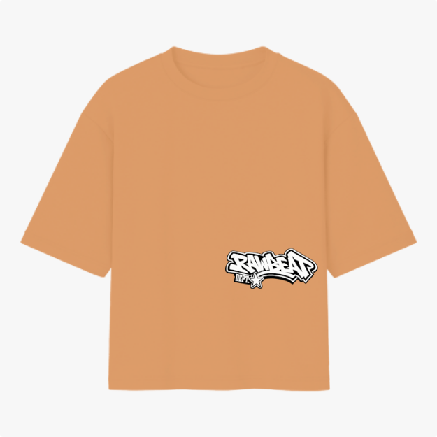 Camiseta com estampa frontal de lettering estilizado com a inscrição "Rawbeat" em fonte de graffiti, acompanhada por pequenos detalhes gráficos.