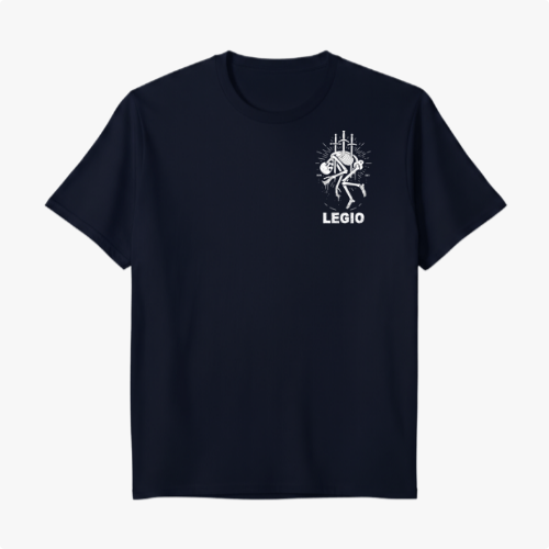 Camiseta com estampa frontal de esqueleto perfurado por espadas sob o texto "LEGIO" e estampa traseira de esqueleto similar com texto "VIVA POR ALGO OU MORRA POR NADA".