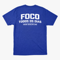 Camiseta com estampa frontal de "IRON Discipline" com halteres e estampa traseira de "FOCO TODOS OS DIAS" sobre "IRON DISCIPLINE" em letras destacadas.