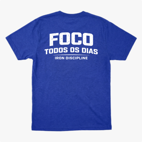 Camiseta com estampa frontal de "IRON Discipline" com halteres e estampa traseira de "FOCO TODOS OS DIAS" sobre "IRON DISCIPLINE" em letras destacadas.