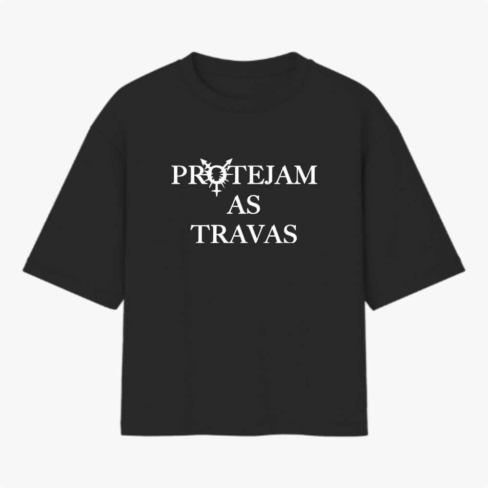 Camiseta com estampa frontal de texto "PROTEJAM AS TRAVAS" acompanhado de um símbolo estilizado no centro entre as palavras.