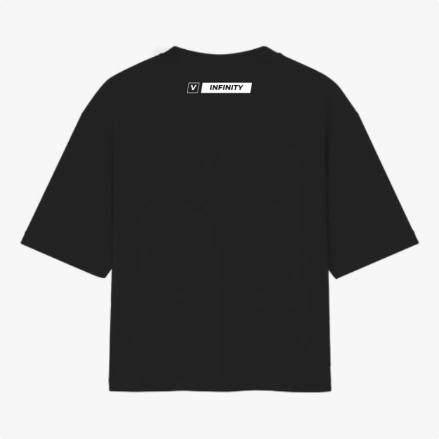 Camiseta com estampa traseira de retângulo preto e branco com texto "INFINITY" ao lado de um pequeno quadrado contendo a letra "V".