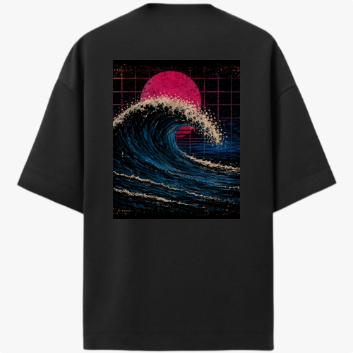 Camiseta com estampa frontal de pequeno texto no canto inferior e estampa traseira de onda imponente e sol vibrante em fundo quadriculado.