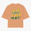 Camiseta com estampa traseira de letras grandes e estilizadas, formando a expressão "OKE AAO" com detalhes em efeito tridimensional destacando a mensagem.