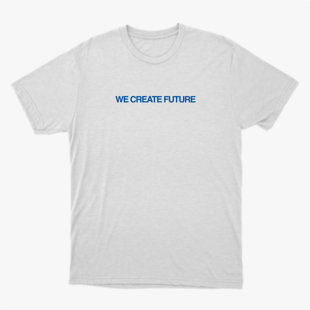 Camiseta com estampa frontal de texto "WE CREATE FUTURE" em fonte clara e estampa traseira com pequeno logotipo estilizado no topo central.