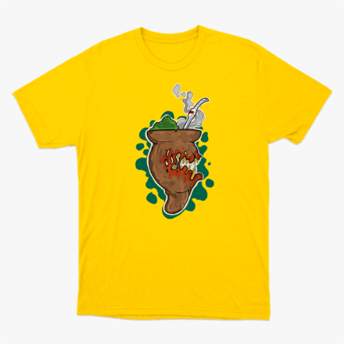 Camiseta com estampa frontal de um chimarrão estilizado com erva-mate, cuia e fumaça, rodeado por um fundo de formas orgânicas em contraste.