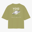Camiseta com estampa frontal de um planeta com os dizeres "Void Infinity" e estampa traseira do mesmo planeta sobre fundo de linhas com repetição do texto.