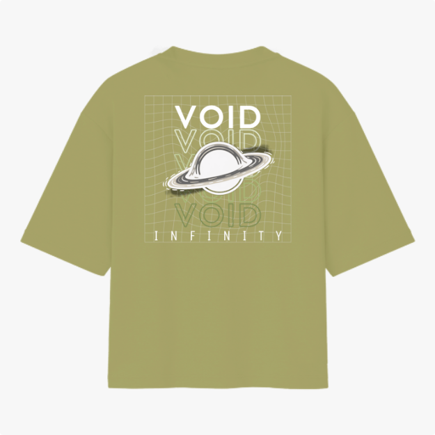 Camiseta com estampa frontal de um planeta com os dizeres "Void Infinity" e estampa traseira do mesmo planeta sobre fundo de linhas com repetição do texto.