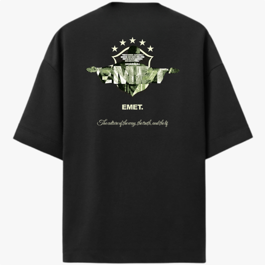 Camiseta com estampa frontal de "EMET." e "BRASIL 2026." e estampa traseira de texto central com elementos gráficos e estrelas acima.