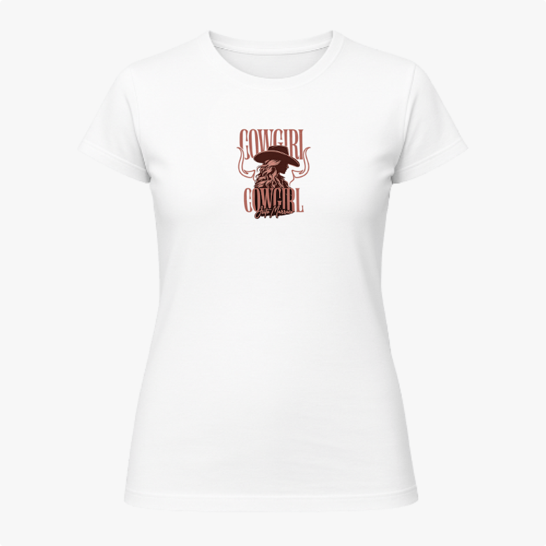 Camiseta com estampa frontal de caveira com chapéu de cowboy e chifres, acompanhada da palavra "Cowgirl" duas vezes e inscrição "Keep Messin".