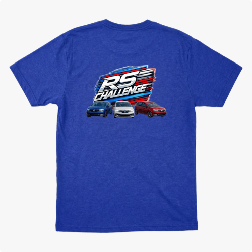 Camiseta com estampa frontal de "RS Challenge" estilizado e estampa traseira de "RS Challenge" maior com três carros em perspectiva detalhada.