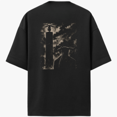 Camiseta com estampa frontal de microfone vintage e estampa traseira de cena intensa com figura de chapéu observando pedestal iluminado por figura imponente.