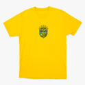 Camiseta com estampa frontal de brasão com cinco estrelas acima e frases "BRASIL NA COPA" e "E NÓS NO SOFÁ", acompanhado de duas bandeiras na lateral.