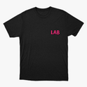 Camiseta com estampa frontal de letras estilizadas formando "LAB" no peito e estampa traseira de frase "CONNECTING PEOPLE WITH JESUS!" no canto inferior.