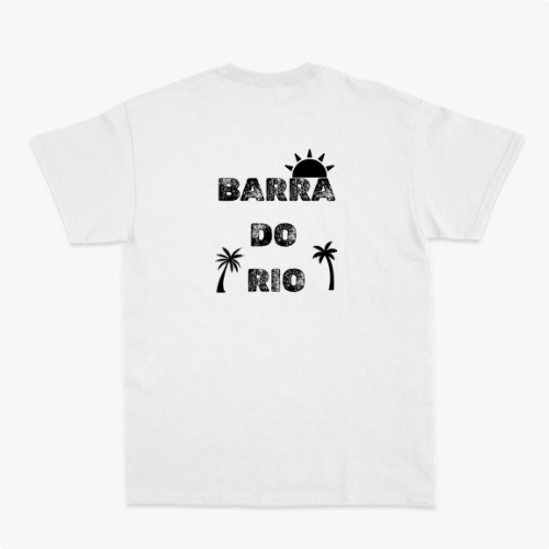 Camiseta com estampa frontal de cena litorânea com pessoas e jipe sobre balsa em rio, e estampa traseira de texto "Barra do Rio" com sol e palmeiras.