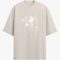 Camiseta com estampa frontal de dois personagens sentados com um dispositivo, um dos personagens sorridente e mãos aos ombros, e estampa traseira de gaiola minimalista com texto pequeno.