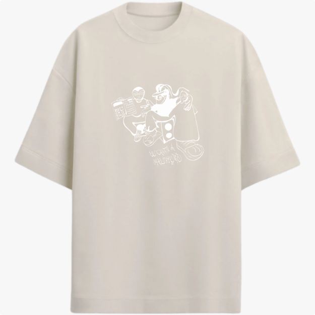 Camiseta com estampa frontal de dois personagens sentados com um dispositivo, um dos personagens sorridente e mãos aos ombros, e estampa traseira de gaiola minimalista com texto pequeno.